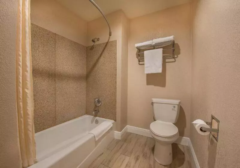 酒店 Edge Water Inn