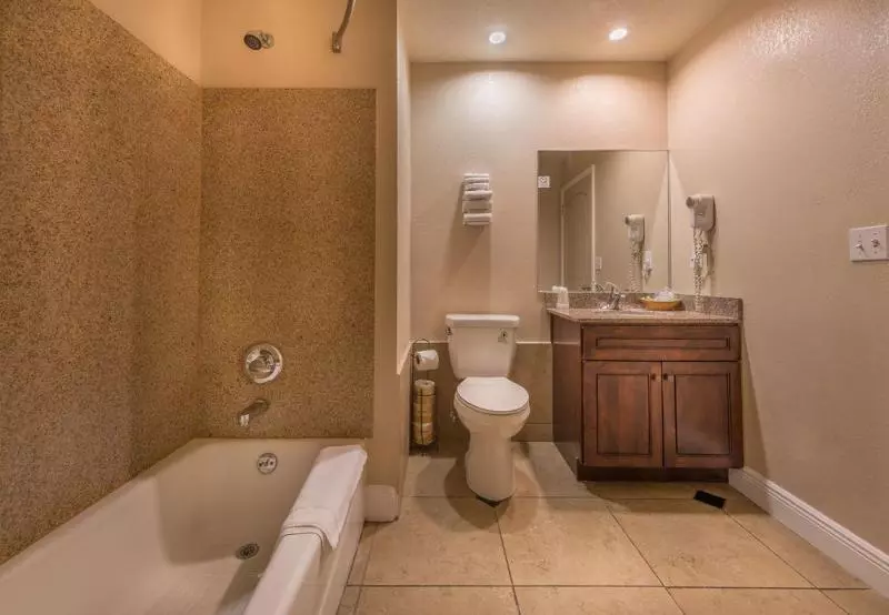 酒店 Edge Water Inn