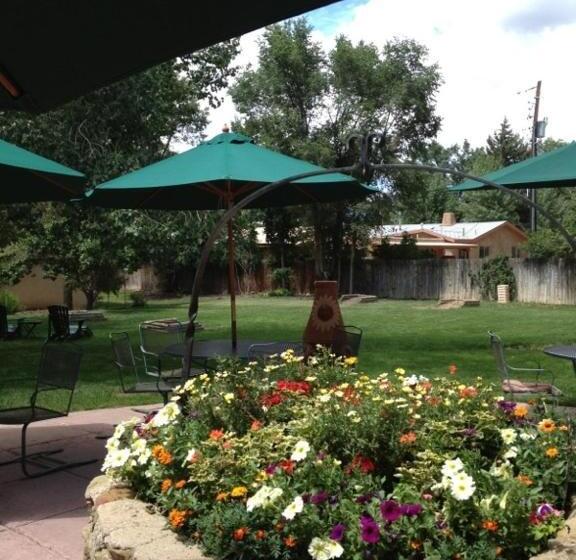 هتل El Pueblo Lodge