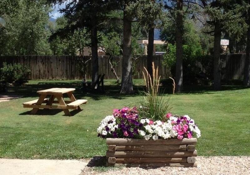 هتل El Pueblo Lodge