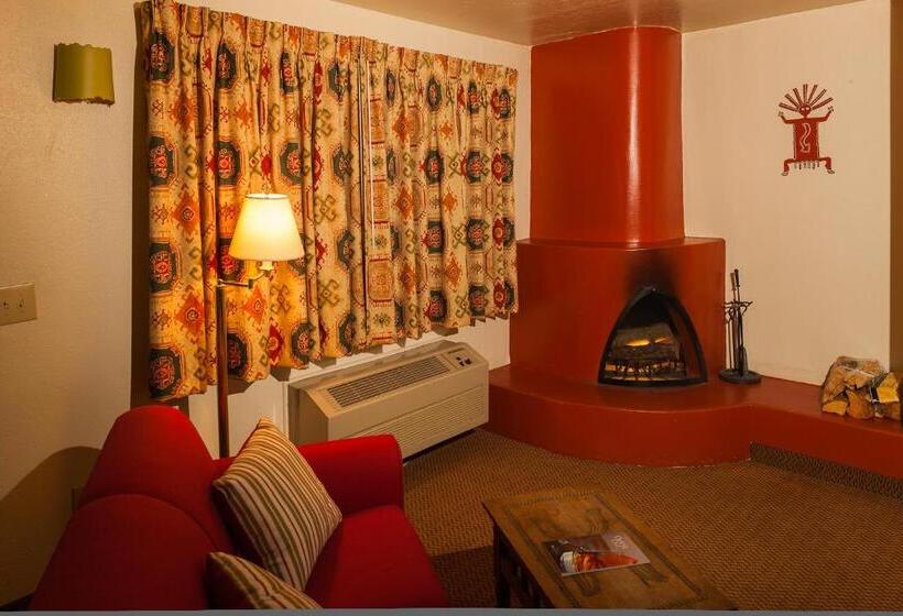 هتل El Pueblo Lodge