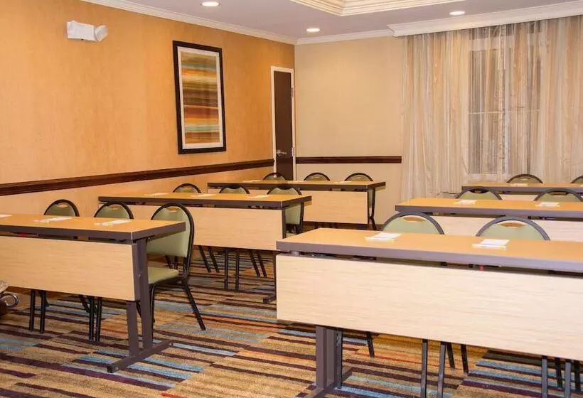 هتل Fairfield Inn & Suites Butler