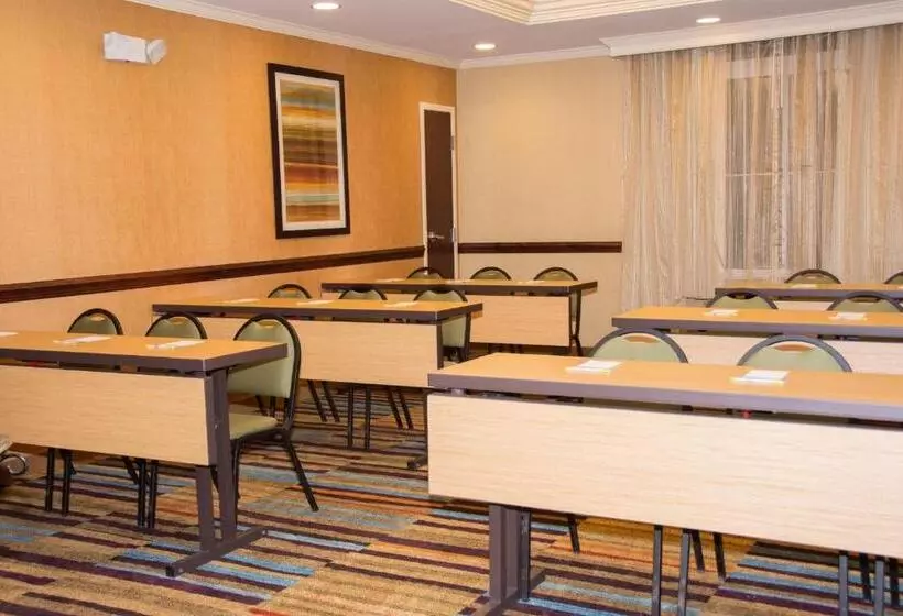 هتل Fairfield Inn & Suites Butler