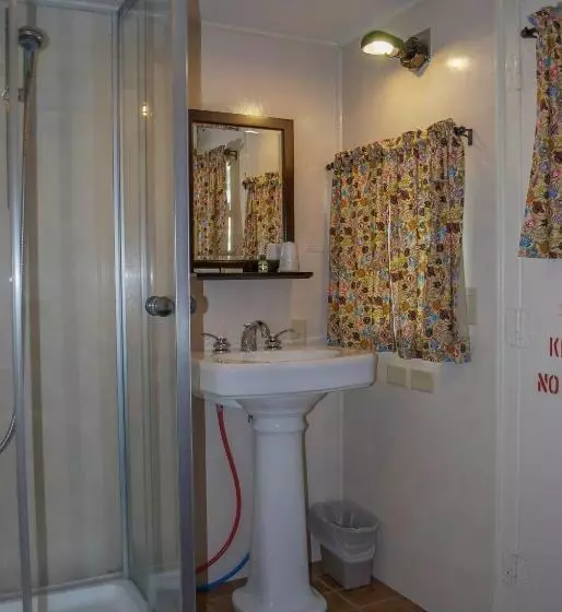 The Evergreen Motel In Kansas