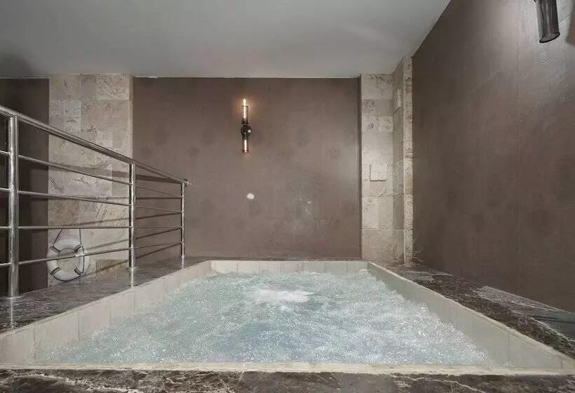 هتل Swiss In Park Tabuk