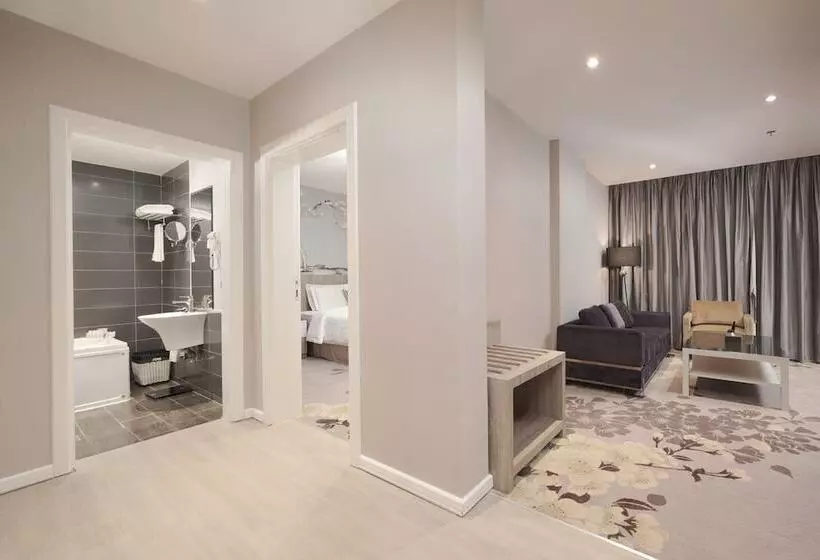 هتل Swiss In Park Tabuk