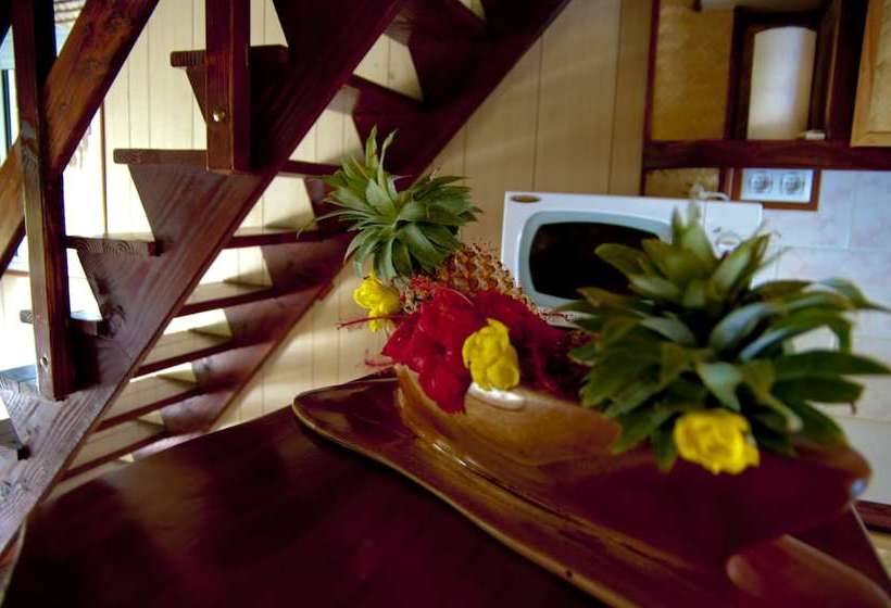 Fare Edith  Near Painapo Beach