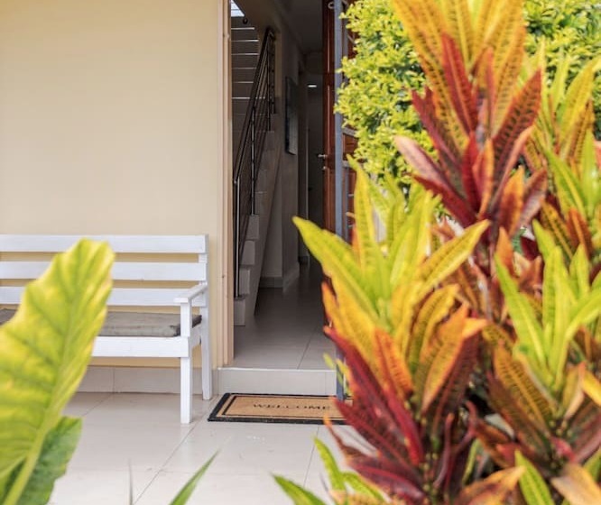 هتل The Crest Lodge