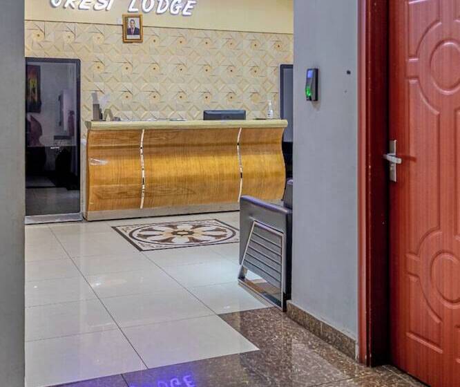 هتل The Crest Lodge