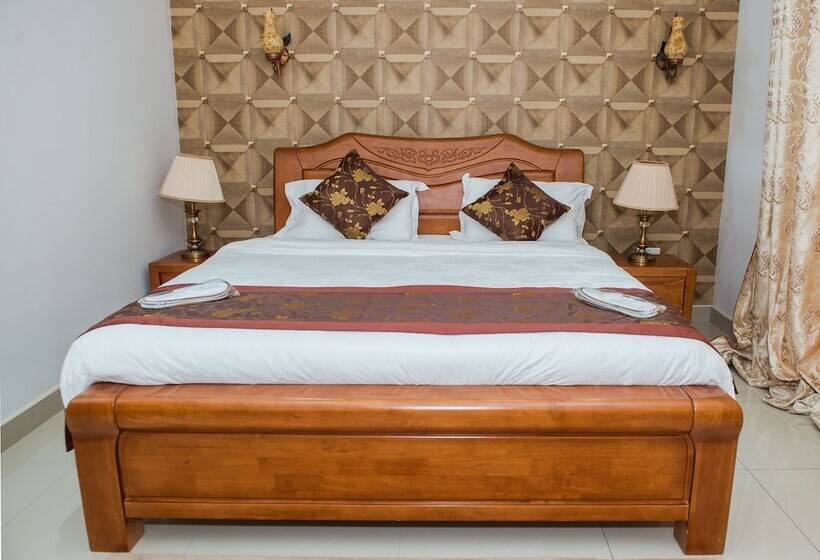 هتل The Crest Lodge