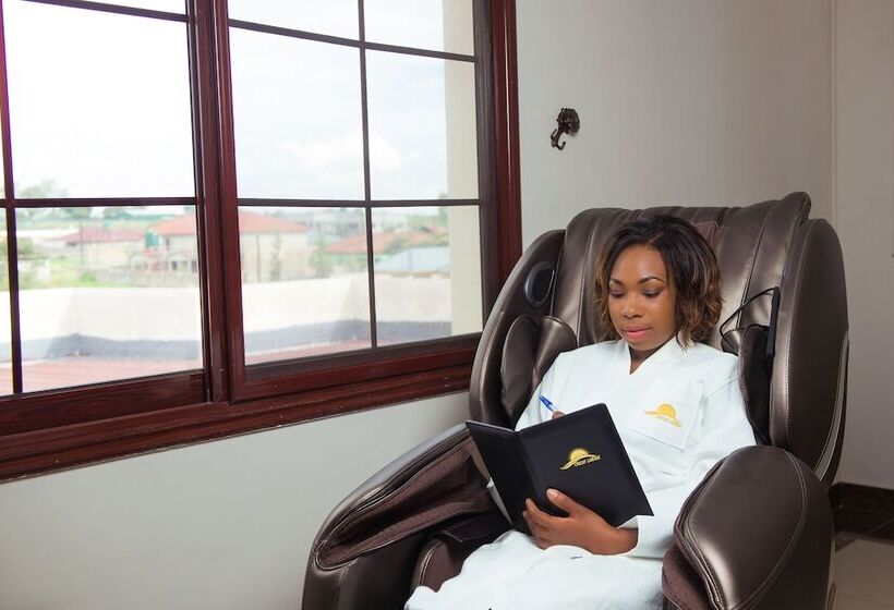 هتل The Crest Lodge