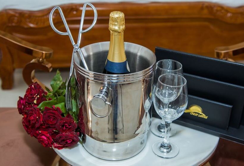 هتل The Crest Lodge