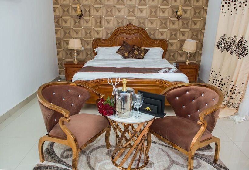 هتل The Crest Lodge