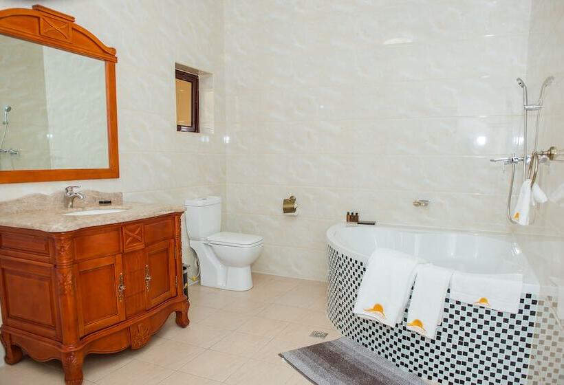 هتل The Crest Lodge