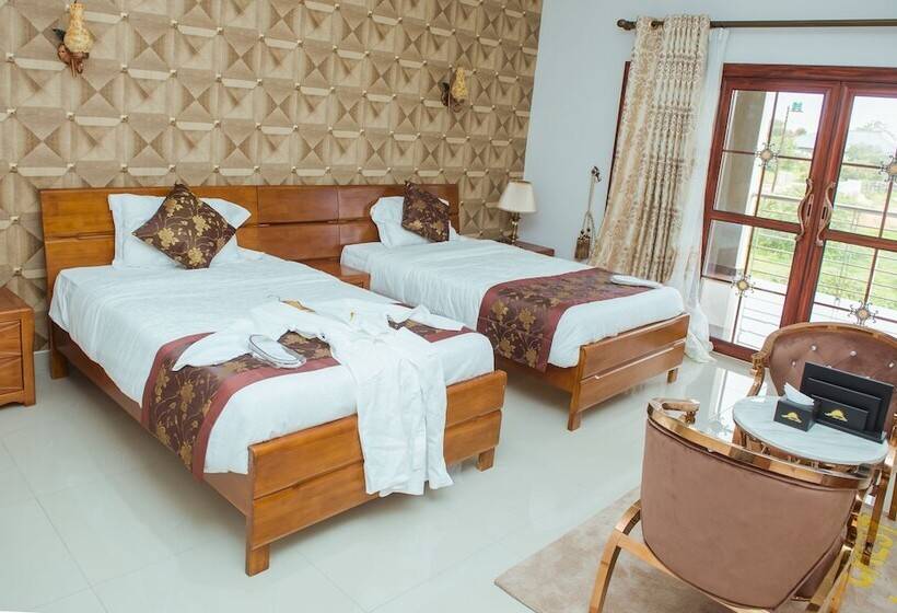 هتل The Crest Lodge