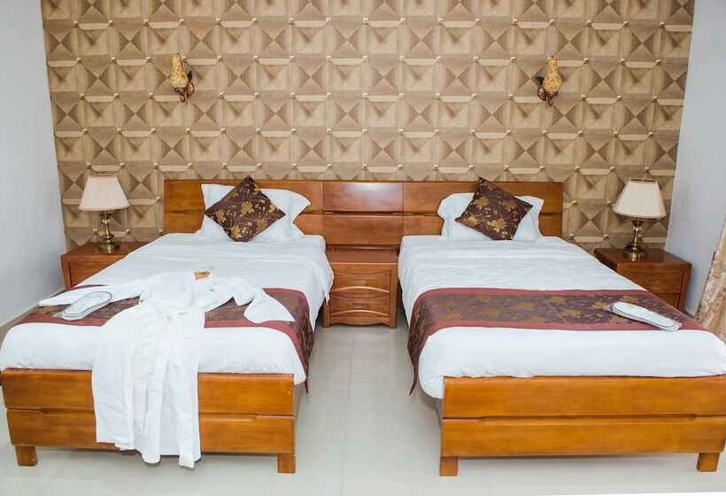 هتل The Crest Lodge