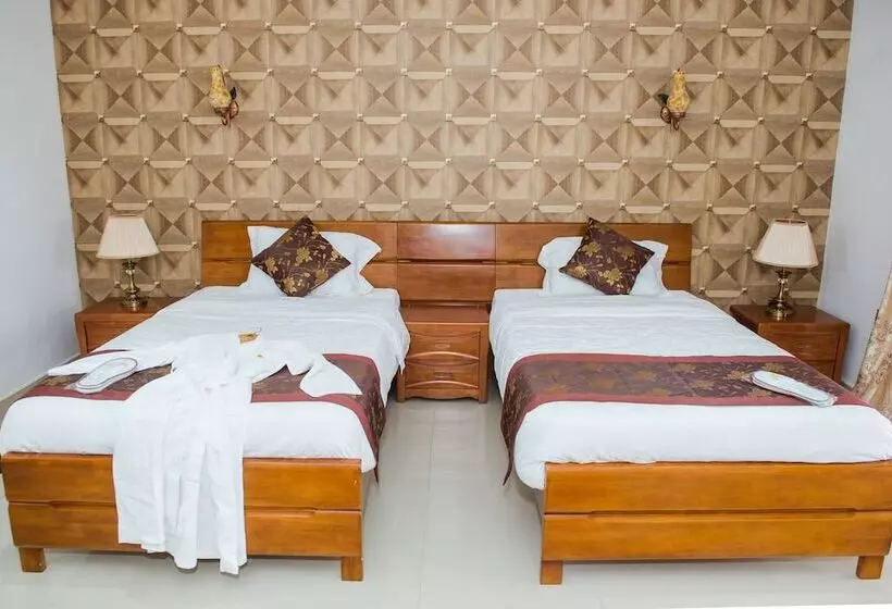 هتل The Crest Lodge
