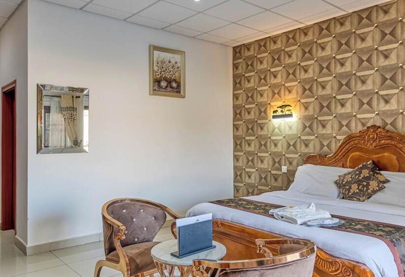 هتل The Crest Lodge