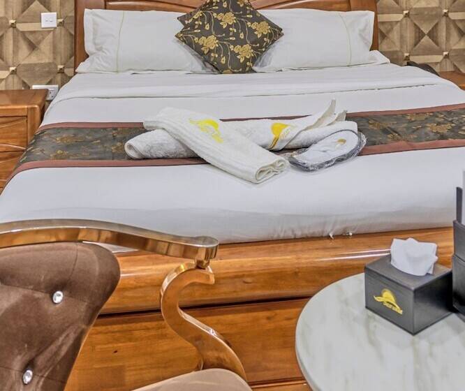 هتل The Crest Lodge