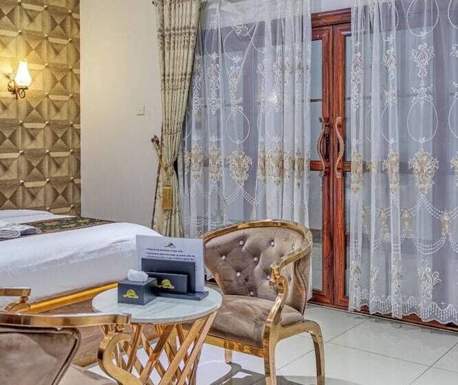 هتل The Crest Lodge