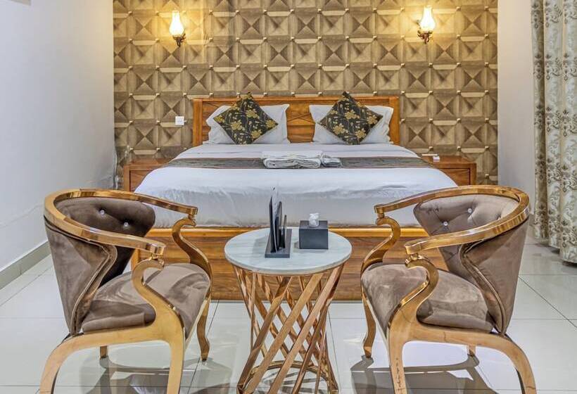 هتل The Crest Lodge