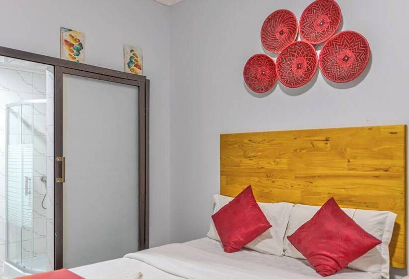 هتل The Crest Lodge