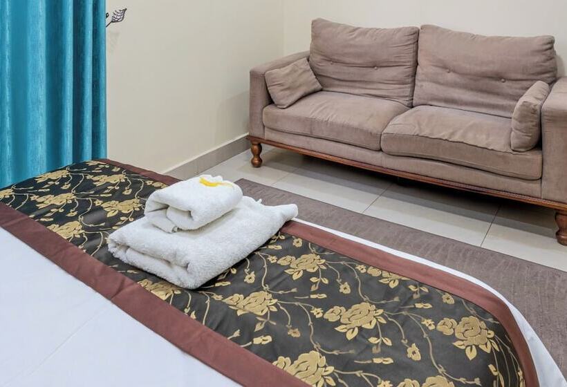 هتل The Crest Lodge