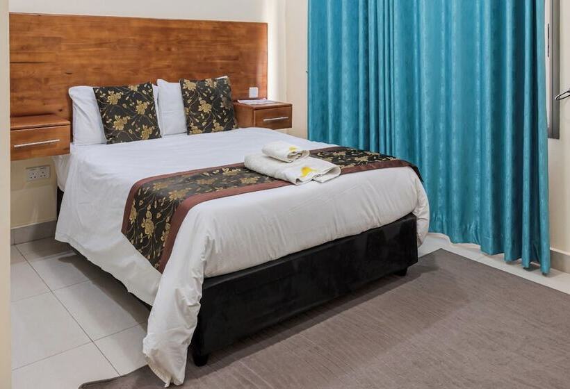 هتل The Crest Lodge