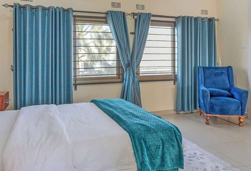 هتل The Crest Lodge