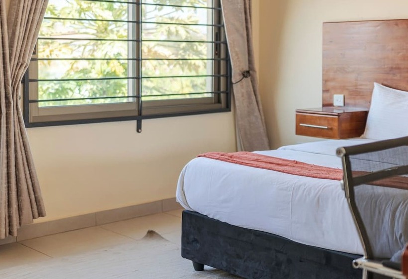 هتل The Crest Lodge