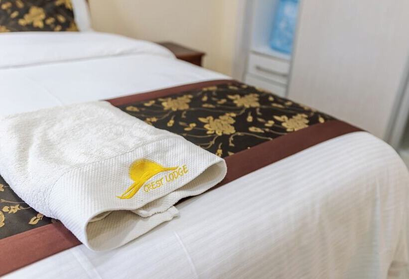 هتل The Crest Lodge