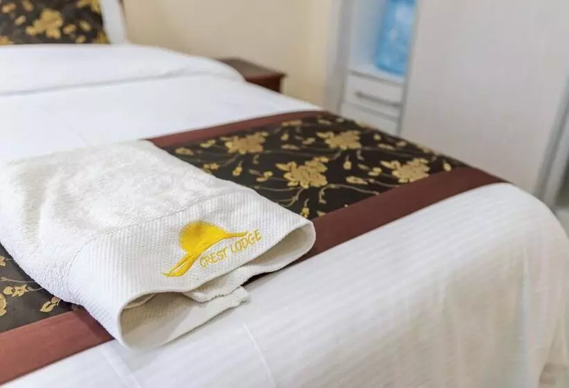 هتل The Crest Lodge