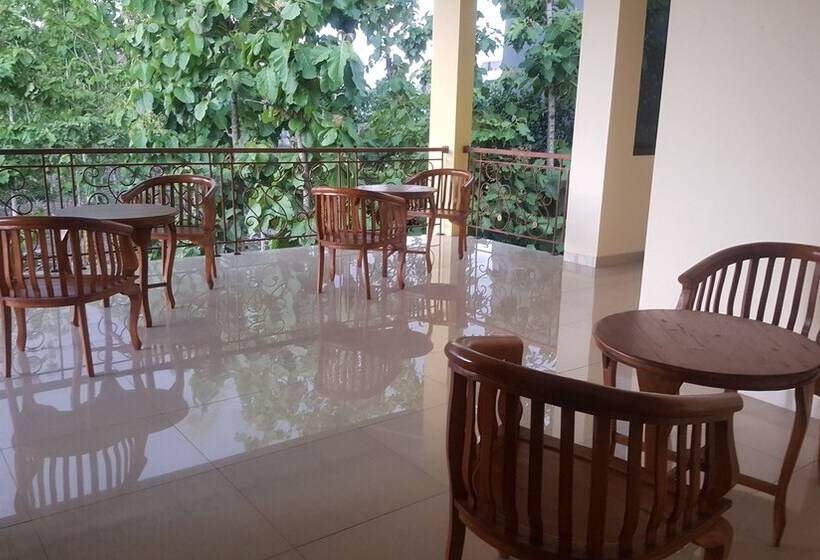 بنسيون Family Home Ratmono Jih