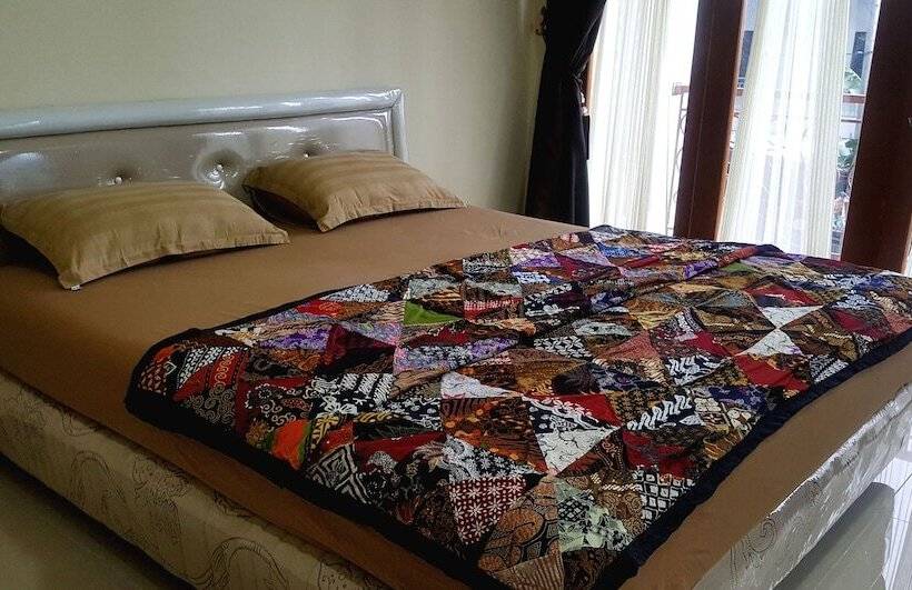 بنسيون Family Home Ratmono Jih