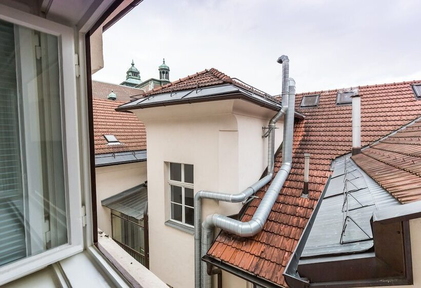 پانسیون Barbo Palace