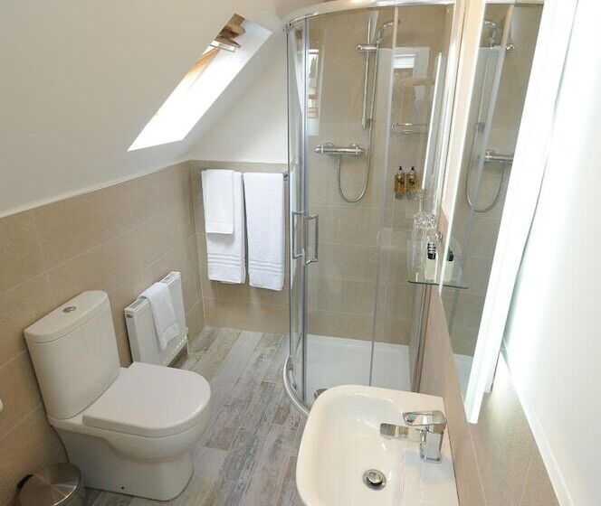 פנסיון Lodge At The Old Barracks