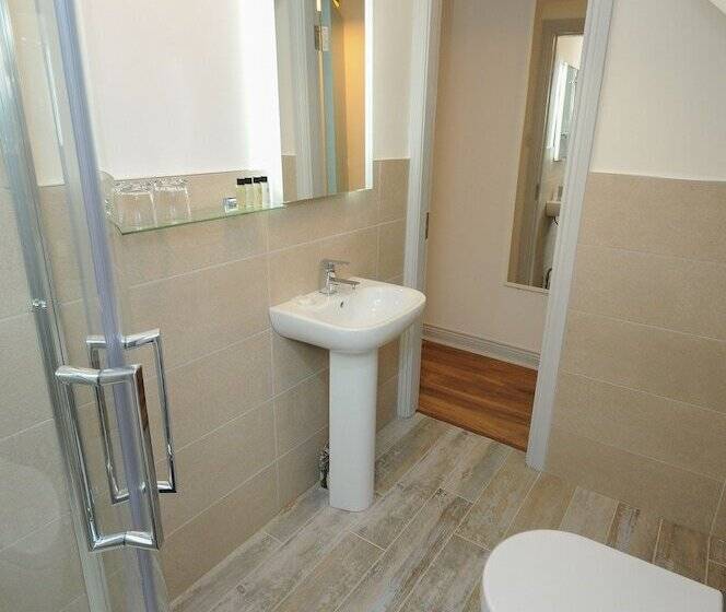 פנסיון Lodge At The Old Barracks