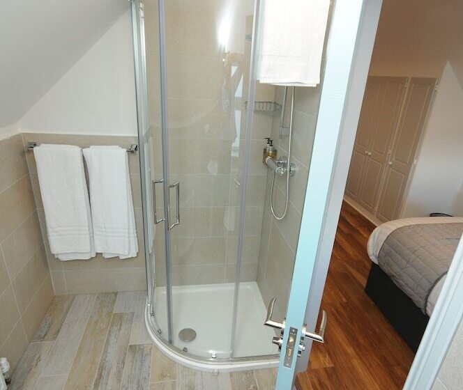 פנסיון Lodge At The Old Barracks