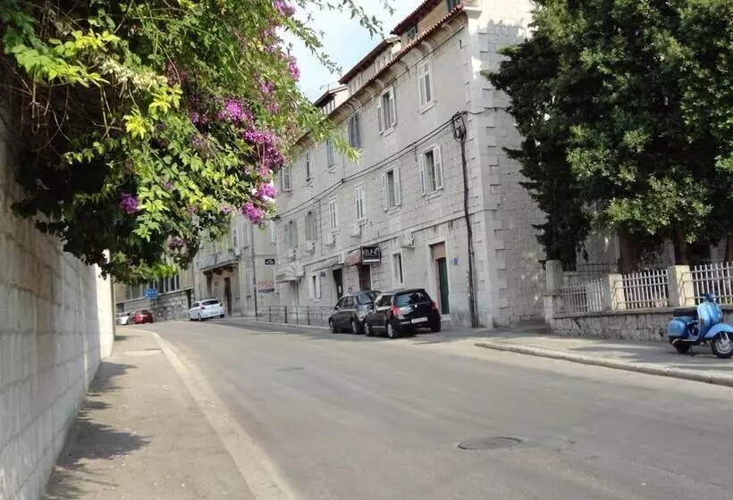 پانسیون Rooms And Apartments Emily