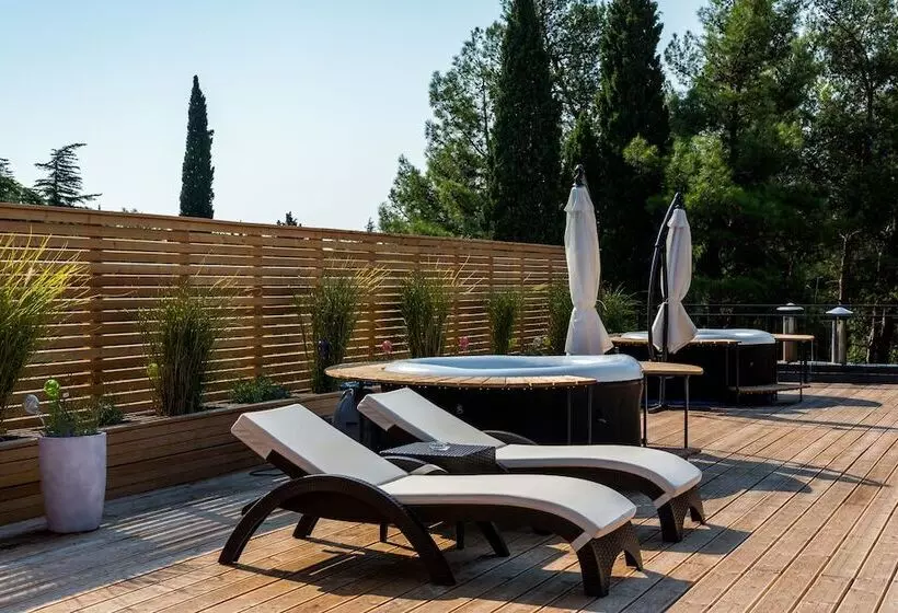 Apartments & Rooms Preelook