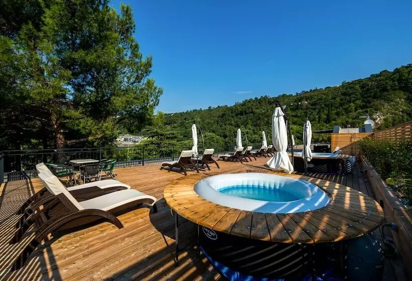 Apartments & Rooms Preelook