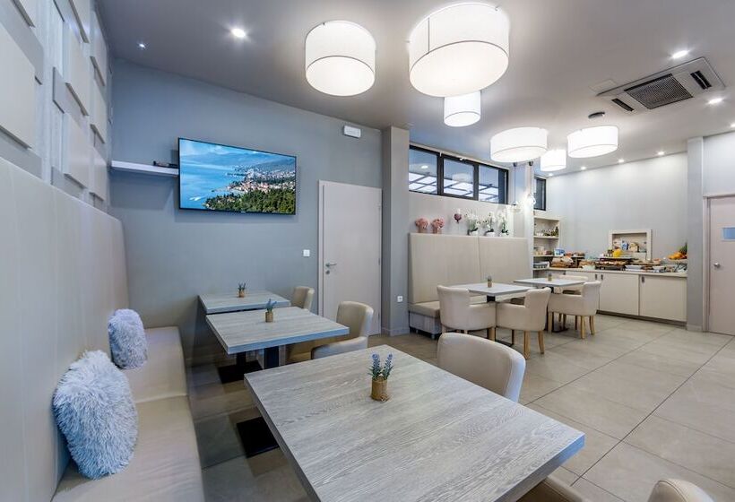 Apartments & Rooms Preelook