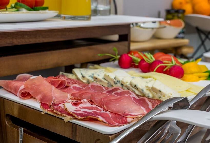 Apartments & Rooms Preelook