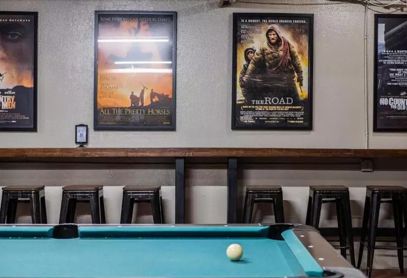 Gardner Hotel & Hostel