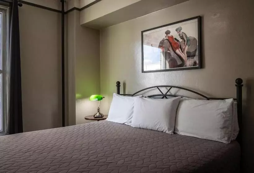 Gardner Hotel & Hostel