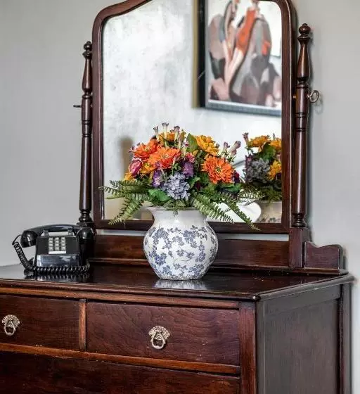 Gardner Hotel & Hostel