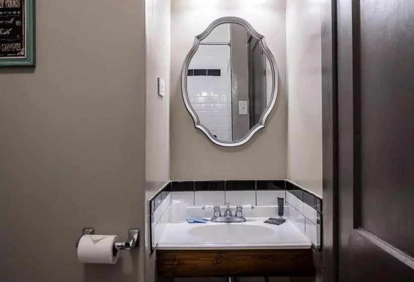 Gardner Hotel & Hostel