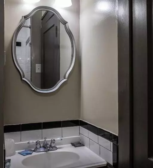 Gardner Hotel & Hostel