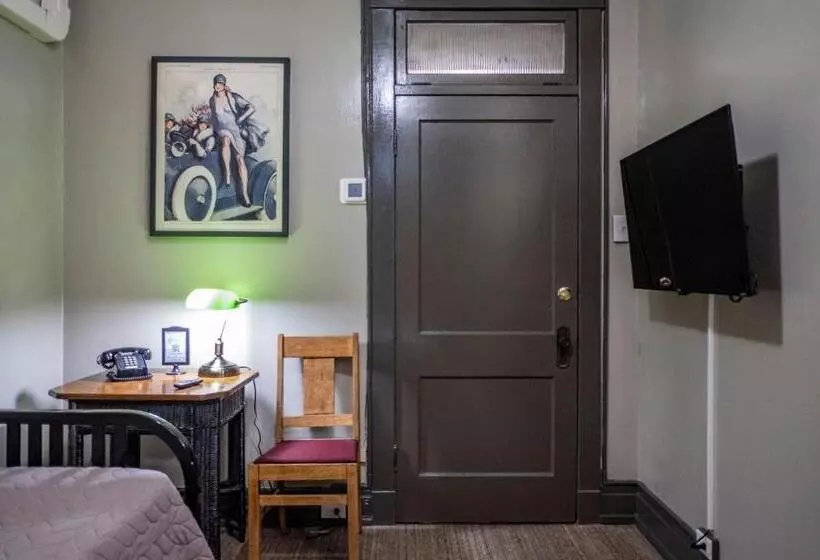 Gardner Hotel & Hostel