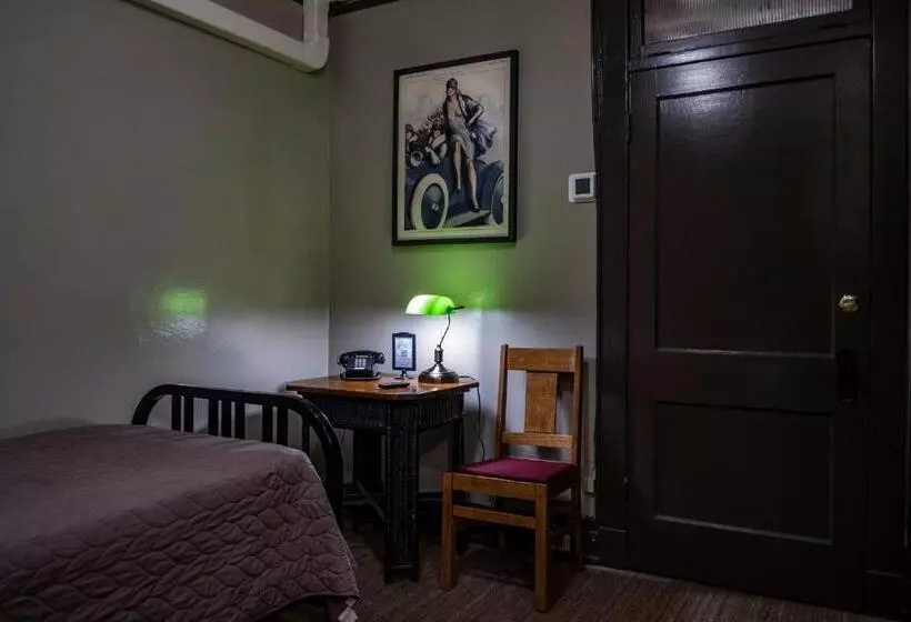 Gardner Hotel & Hostel